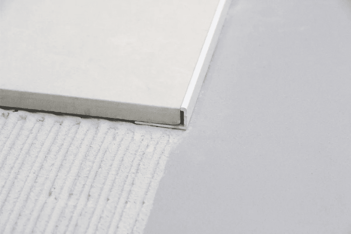 Afslutningsprofil til fliser - Hvid - 250 cm - HL Keramik Afslutningsprofil til fliser blank hvid lige