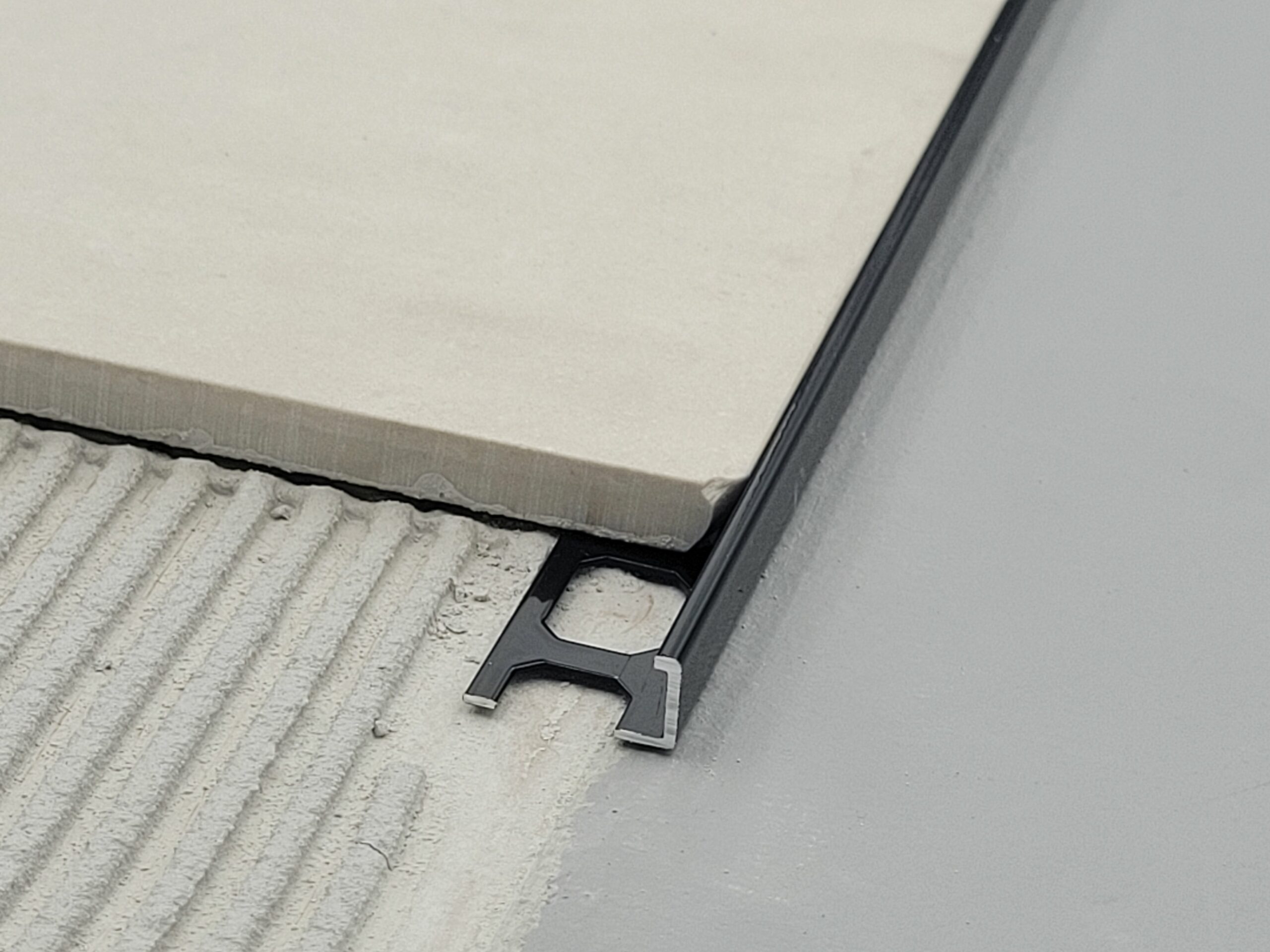 Afslutningsprofil til fliser - Blank Sort - 250 cm - HL Keramik Afslutningsprofil til fliser blank sort lige