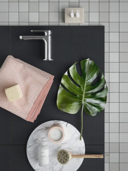 inr small bathroom flatlay.jpg da 158674 kopi scaled - HL Keramik Forside